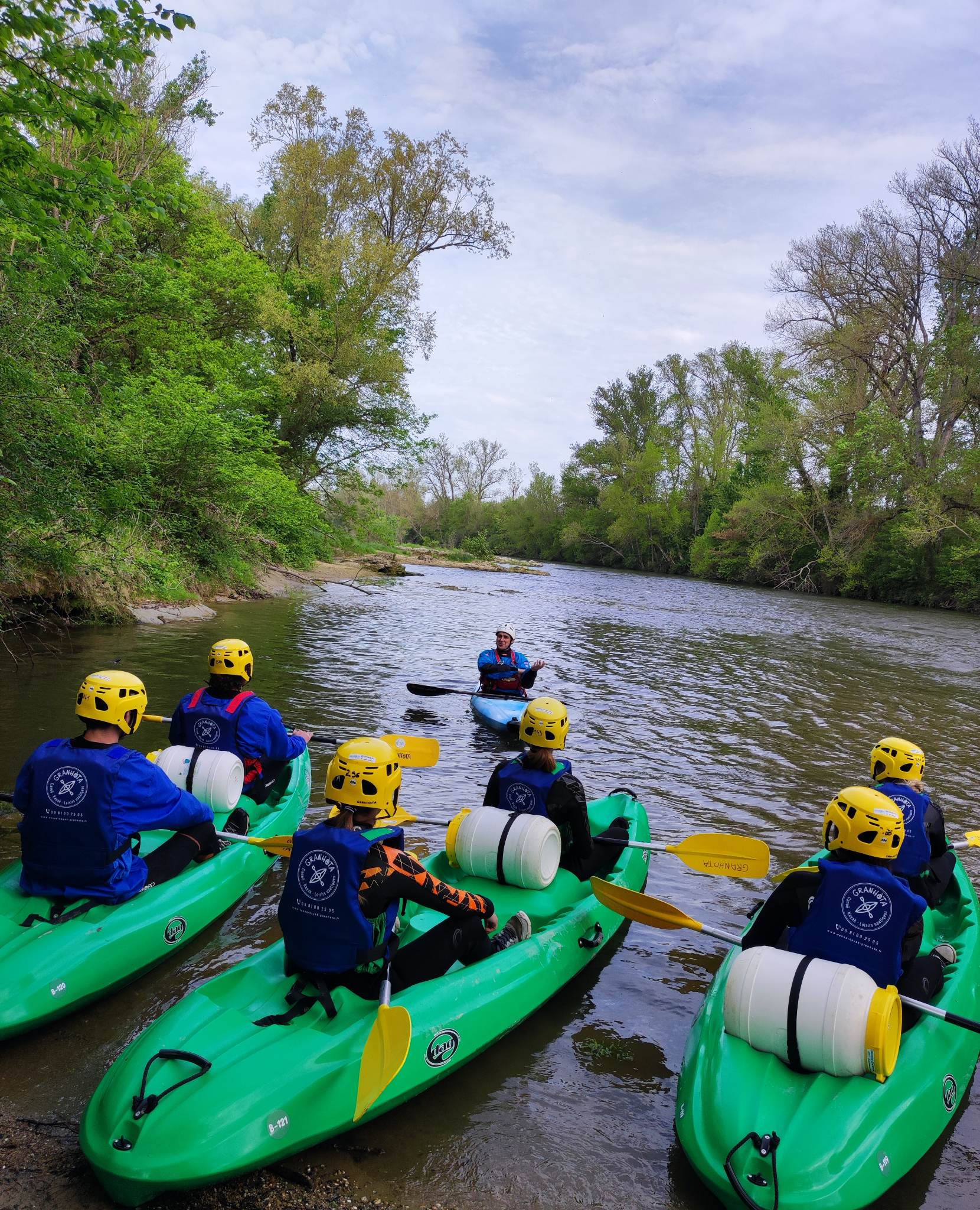 Ludovic brief les eco-gardes de la réserve naturelle avant une navigation en pleine nature. Granhòta : des balades kayak près de Toulouse